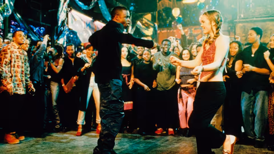Derek Reynolds (Sean Patrick Thomas) and Sara Johnson (Julia Stiles) dance in a crowded club