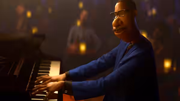 Joe Gardner (Jamie Foxx) playing piano in a dimly lit jazz club