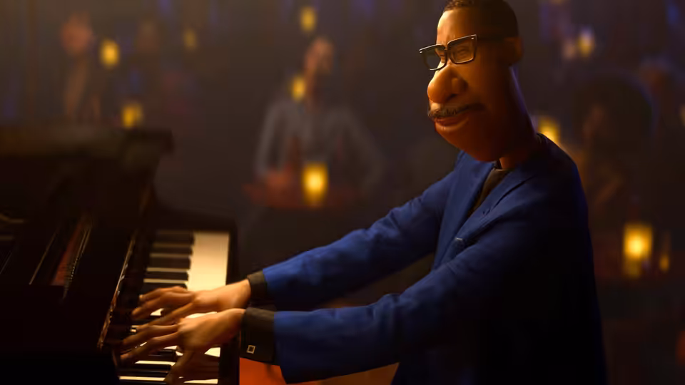 Joe Gardner (Jamie Foxx) playing piano in a dimly lit jazz club
