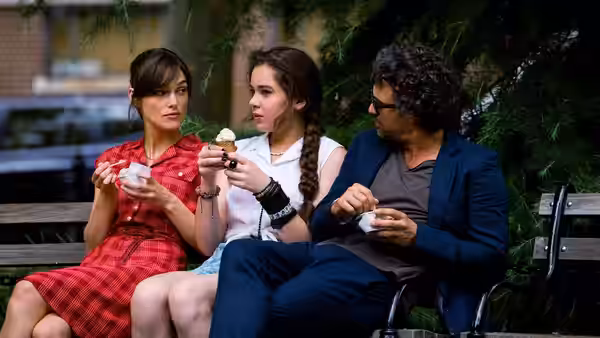 Gretta (Keira Knightley) Violet (Hailee Steinfeld) and Dan (Mark Ruffalo) eating ice cream on a bench