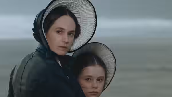 Ada McGrath (Holly Hunter) and Flora (Anna Paquin) close together on the shore