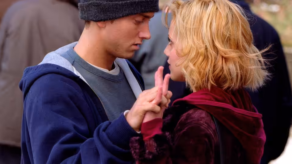 Jimmy (Eminem) holding hands with Alex (Brittany Murphy) face to face