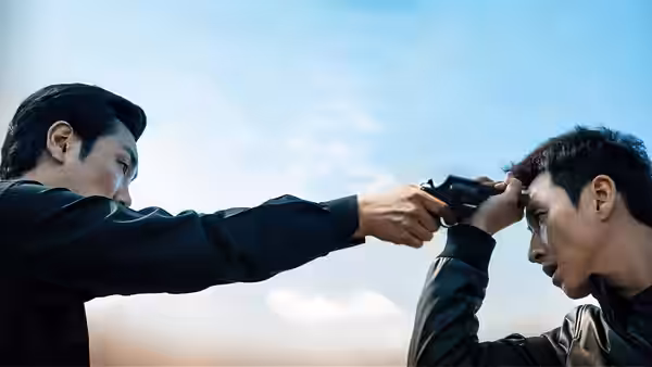 Park Chang-min (Cho Jin-woong) points a gun at Go Gun-su (Lee Sun-kyun)
