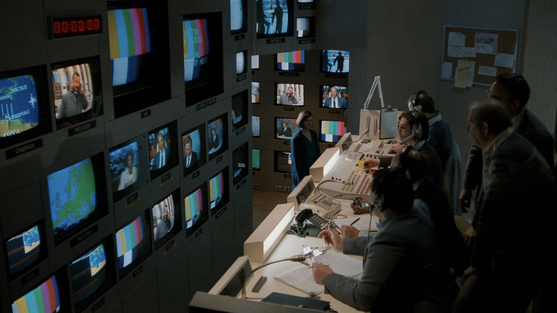 Broadcast News, still 3