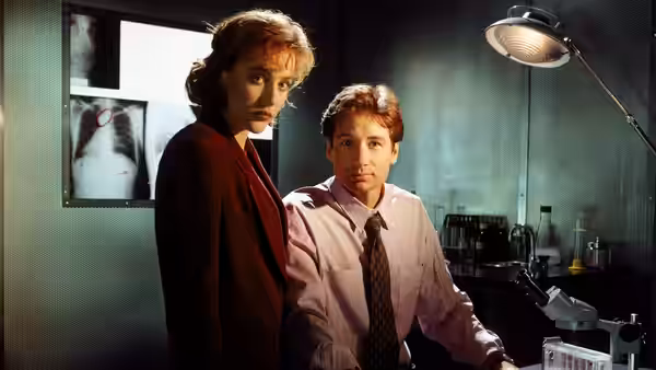 Dana Scully (Gillian Anderson) and Fox Mulder (David Duchovny) in a laboratory with X-rays