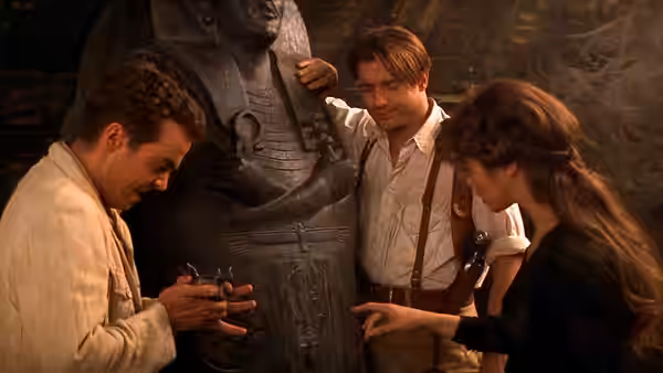 Jonathan Carnahan (John Hannah), Rick O'Connell (Brendan Fraser) and Evelyn Carnahan (Rachel Weisz) examine a large Egyptian statue