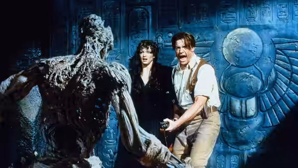 Rick O'Connell (Brendan Fraser) and Evelyn Carnahan (Rachel Weisz) face a mummy in an Egyptian chamber