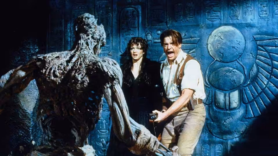 Rick O'Connell (Brendan Fraser) and Evelyn Carnahan (Rachel Weisz) face a mummy in an Egyptian chamber