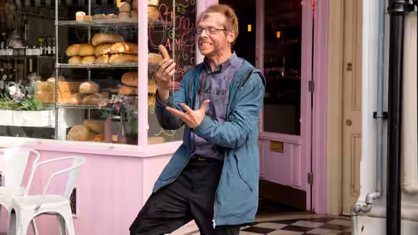 Neil (Simon Pegg) dancing outside a bakery shop