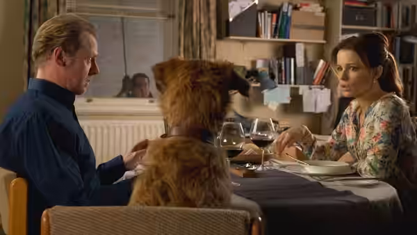 Neil (Simon Pegg) and Catherine (Kate Beckinsale) at dinner with their dog