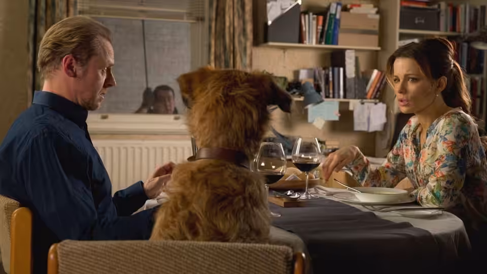 Neil (Simon Pegg) and Catherine (Kate Beckinsale) at dinner with their dog