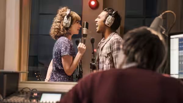 Ellie Appleton (Lily James) and Jack Malik (Himesh Patel) singing together in a recording studio