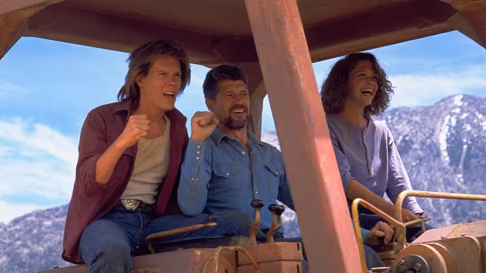 Valentine McKee (Kevin Bacon) and Earl Bassett (Fred Ward) with Rhonda LeBeck (Finn Carter) in machinery