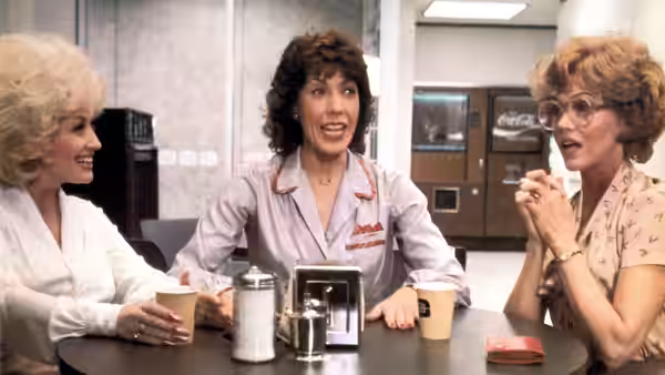 Doralee Rhodes (Dolly Parton), Judy Bernly (Jane Fonda), and Violet Newstead (Lily Tomlin) chat over coffee