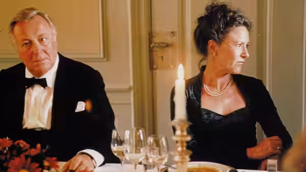 Faderen (Henning Moritzen) and Moderen (Birthe Neumann) at dinner