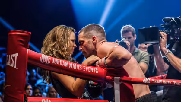 Billy Hope (Jake Gyllenhaal) and Maureen Hope (Rachel McAdams) lean together between the ring ropes