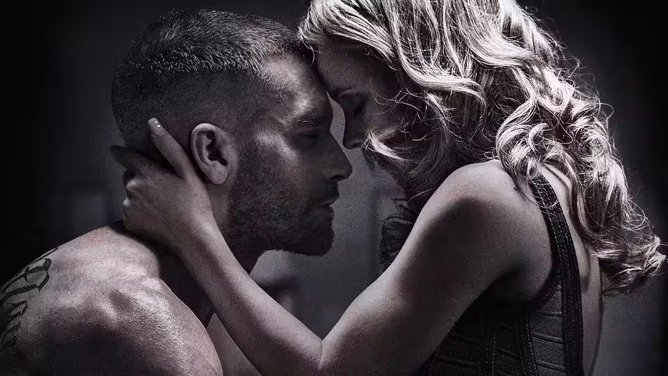 Billy Hope (Jake Gyllenhaal) and Maureen Hope (Rachel McAdams) embrace face to face