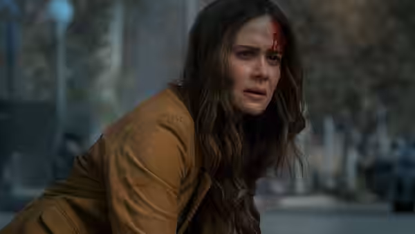 Malorie (Sandra Bullock), with a bleeding forehead, looks back anxiously