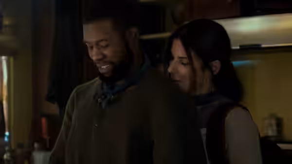 Tom (Trevante Rhodes) and Malorie (Sandra Bullock) stand close together in a kitchen