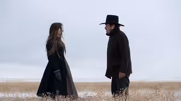 Mary Bee Cuddy (Hilary Swank) faces George Briggs (Tommy Lee Jones) in an open field