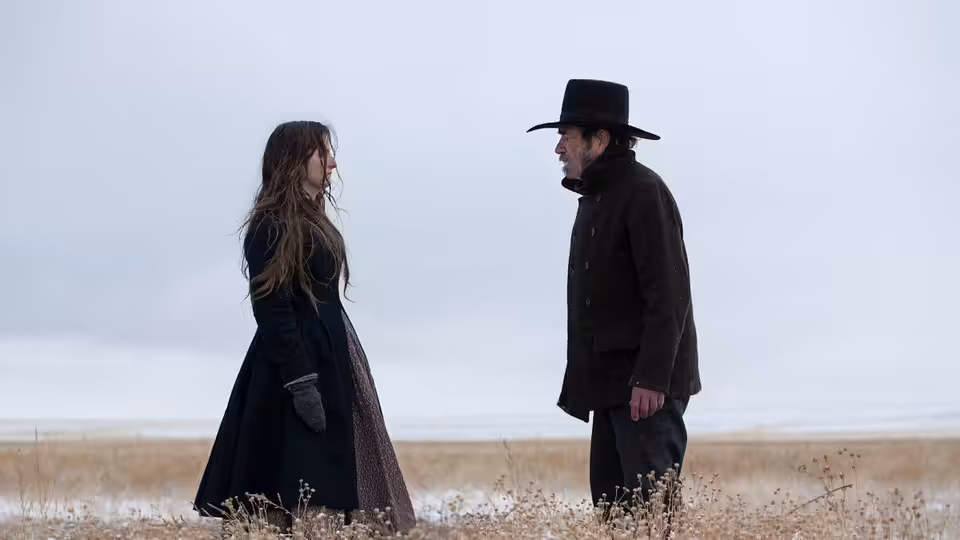 Mary Bee Cuddy (Hilary Swank) faces George Briggs (Tommy Lee Jones) in an open field
