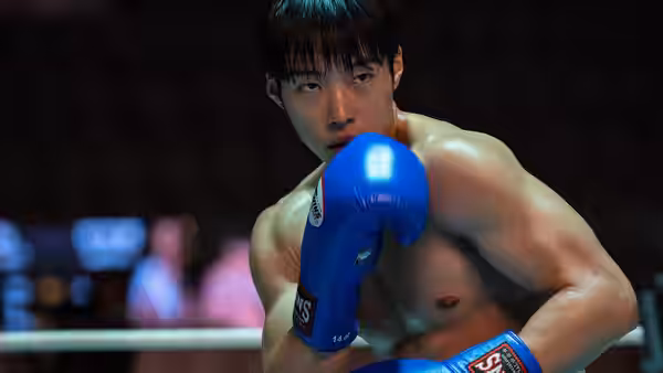 Kim Gun-woo (Woo Do-hwan) raises his blue boxing gloves in the ring