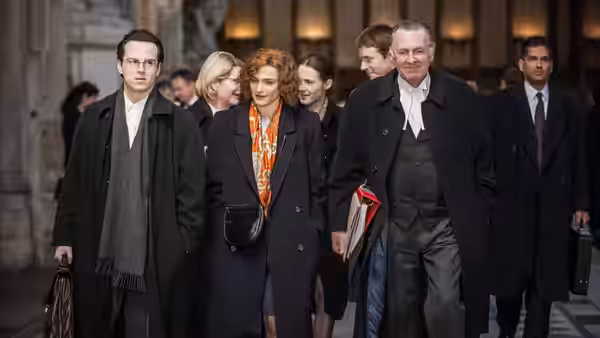 Deborah Lipstadt (Rachel Weisz) walks with her legal team through a courthouse