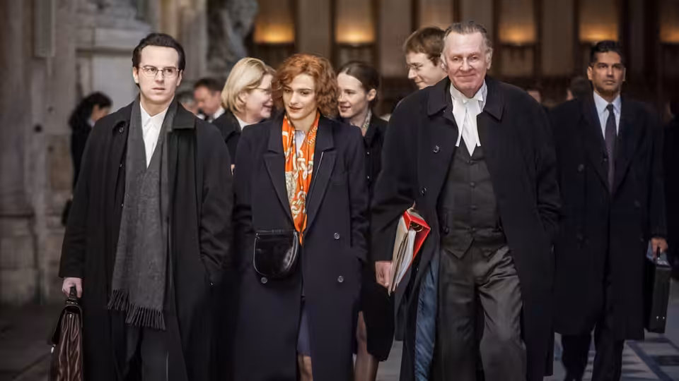 Deborah Lipstadt (Rachel Weisz) walks with her legal team through a courthouse