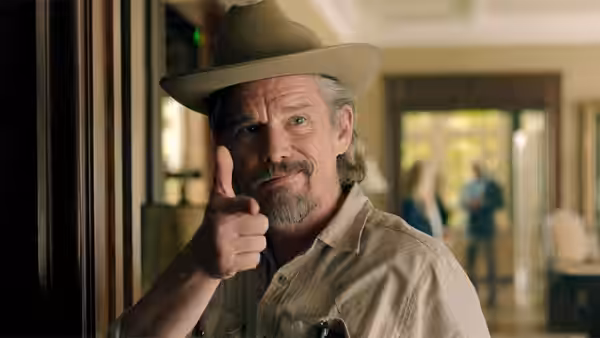 Lee Raybon (Ethan Hawke) gives a thumbs-up from a doorway