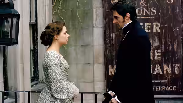 Margaret Hale (Daniela Denby-Ashe) faces John Thornton (Richard Armitage) on a city street
