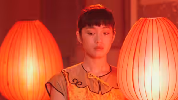 Songlian (Gong Li) standing between two glowing red lanterns