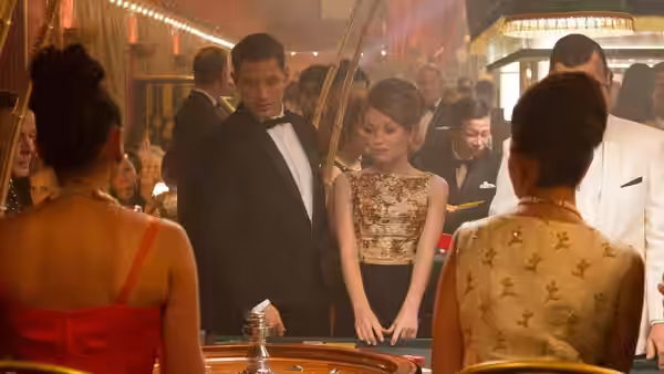 Reginald Kray (Tom Hardy) and Frances Shea (Emily Browning) stand at a roulette table
