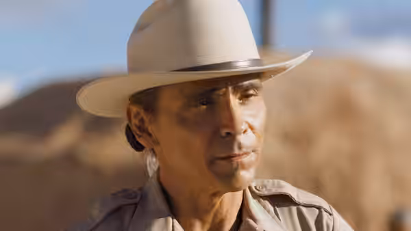 Lt. Joe Leaphorn (Zahn McClarnon) wears a tan hat in the desert