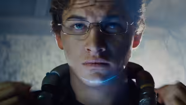 Wade (Tye Sheridan) wears glasses and a glowing headset