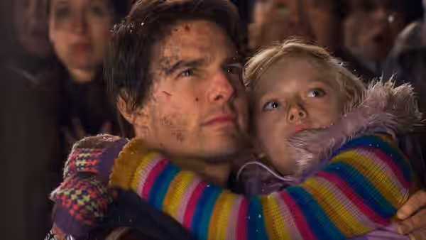 Ray (Tom Cruise) holds Rachel (Dakota Fanning), both looking anxiously ahead