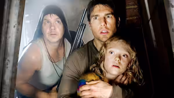 Ray (Tom Cruise) holds Rachel (Dakota Fanning) while Harlan Ogilvy (Tim Robbins) watches from behind