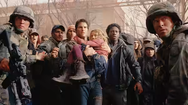 Ray (Tom Cruise) carries Rachel (Dakota Fanning) through a crowd of soldiers and civilians