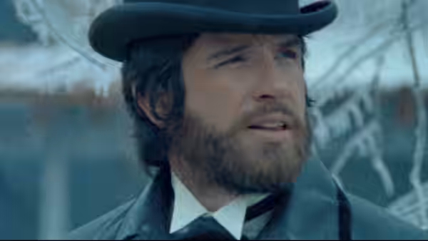John McCabe (Warren Beatty) wearing a bowler hat in the snow