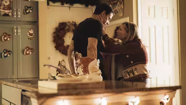 Jeffrey Manchester (Channing Tatum) and Leigh Wainscott (Kirsten Dunst) embrace in a kitchen
