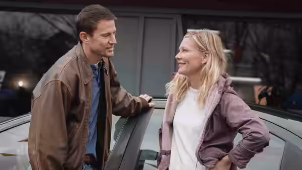 Jeffrey Manchester (Channing Tatum) and Leigh Wainscott (Kirsten Dunst) talk beside a car