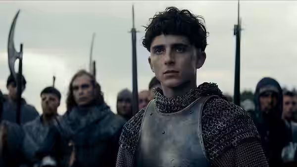 Hal (Timothée Chalamet) in chainmail faces an assembled army with spears raised behind him