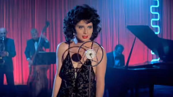 Dorothy Vallens (Isabella Rossellini) singing into a vintage microphone on stage