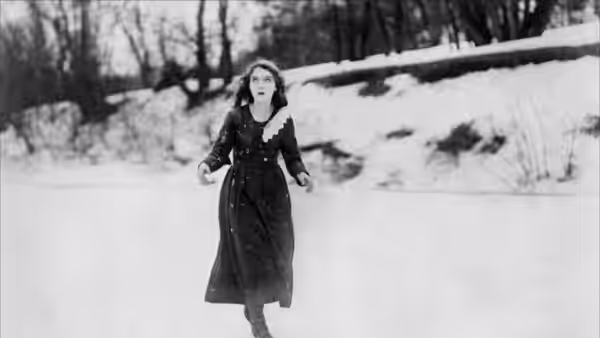 Anna Moore (Lillian Gish) runs across a snow-covered field