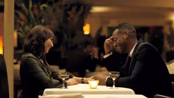 Laura (Rashida Jones) and Dean (Marlon Wayans) dine together at a restaurant table