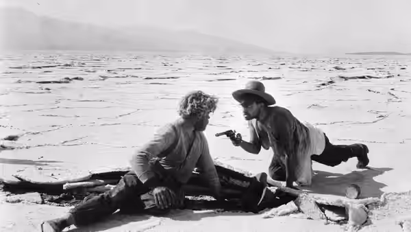 John McTeague (Gibson Gowland) and Marcus (Jean Hersholt) struggle on the desert floor