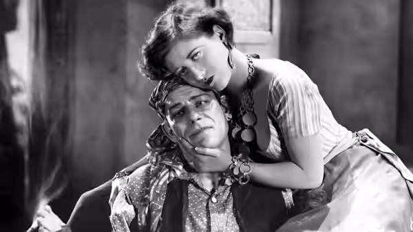 Nanon Zanzi (Joan Crawford) leans over Malabar (Norman Kerry) as he sits