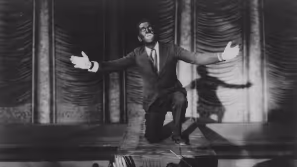 Jakie Rabinowitz (Al Jolson) kneels onstage with arms outstretched