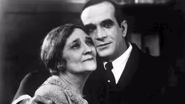 Jakie Rabinowitz (Al Jolson) embraces his mother, Sara (Eugenie Besserer)