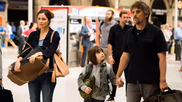 Annie Platt (Rose Byrne) and Tucker Crowe (Ethan Hawke) walk through an airport with a child