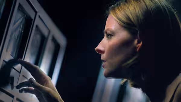 Meg Altman (Jodie Foster) reaches toward the security monitors